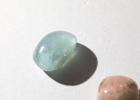 【愛と癒やしのお守り】モルガナイト＆アクアマリン タンブルセット 手編みの巾着付き