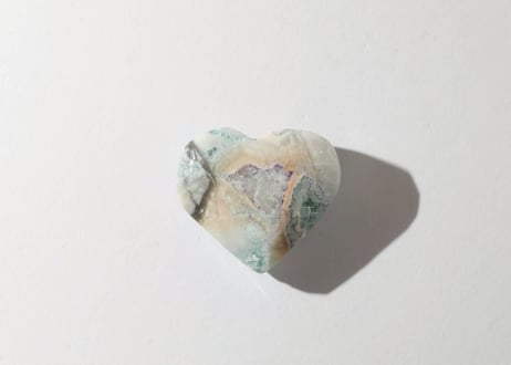 【委ねる安心感】フローライト＆アゲート ハート 手編みの巾着付き