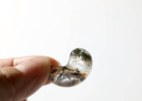 【悟りのシッディ入り】ガネッシュヒマール産水晶 勾玉