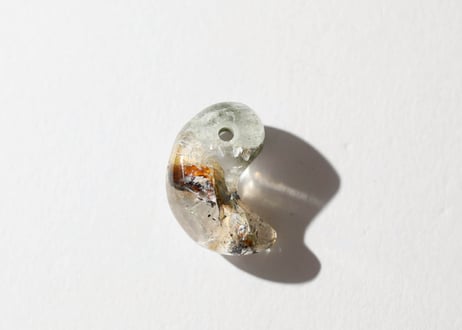 【悟りのシッディ入り】ガネッシュヒマール産水晶 勾玉