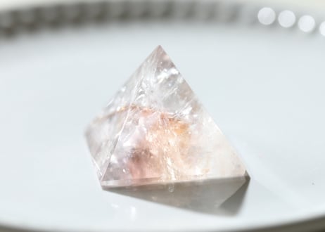 葉月ゆうによる技封入❣️【ヒーリングと魔除けの結界】虹入り パウエライト ゴールデンアメジスト ピラミッド