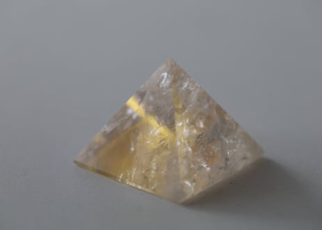 葉月ゆうによる技封入❣️【ヒーリングと魔除けの結界】虹入り パウエライト ゴールデンアメジスト ピラミッド