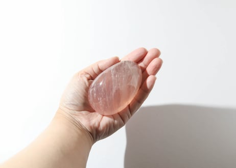 【悟った至福のシッディ】＆大技封入❣️【悩みを食べてくれる龍神】ローズクォーツ 大きな握り石