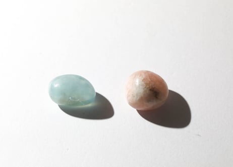 【愛と癒やしのお守り】モルガナイト＆アクアマリン タンブルセット 手編みの巾着付き
