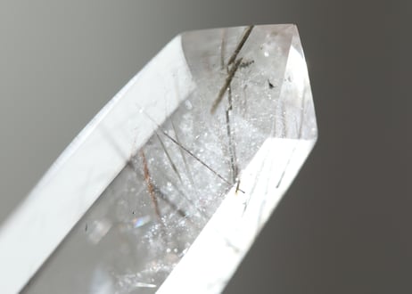 【悟りのシッディ入り】ルチル入り ガネッシュヒマール産水晶 ポイント