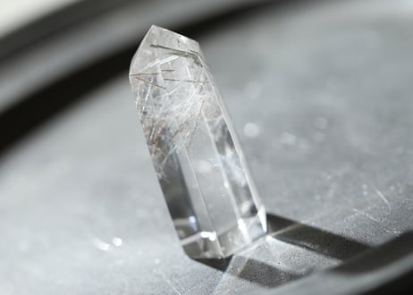 【悟りのシッディ入り】ルチル入り ガネッシュヒマール産水晶 ポイント