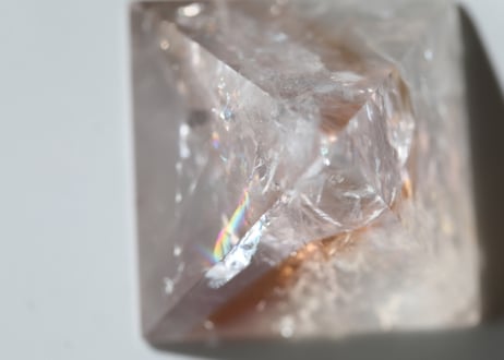 葉月ゆうによる技封入❣️【ヒーリングと魔除けの結界】虹入り パウエライト ゴールデンアメジスト ピラミッド