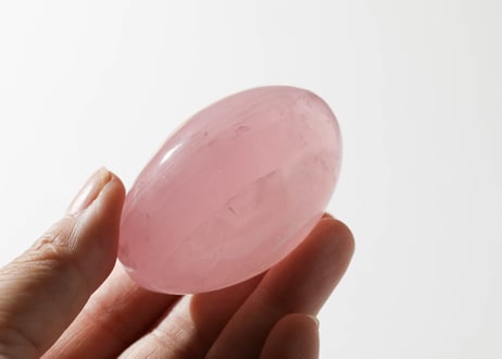【悟った至福のシッディ】＆大技封入❣️【悩みを食べてくれる龍神】ローズクォーツ 握り石