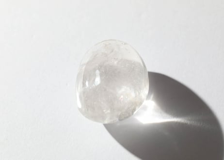 【悟った至福のシッディ】＆〈タイムウェーバーによるカルマを解放し、良い人生の流れに乗る調整入り〉オリジナルカード付き❣️ クリアクォーツ 握り石