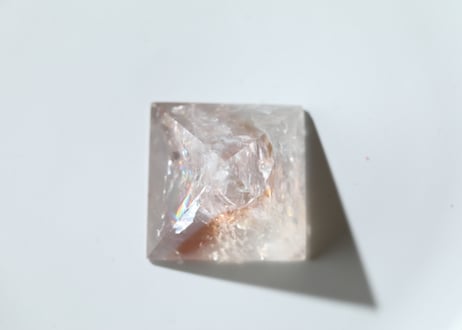 葉月ゆうによる技封入❣️【ヒーリングと魔除けの結界】虹入り パウエライト ゴールデンアメジスト ピラミッド