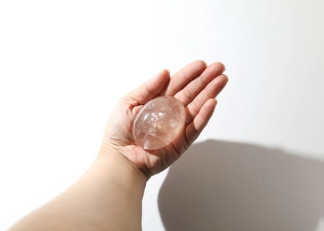 〈タイムウェーバーによる全世界にとってポジティブな存在になる調整入り〉虹入り ハイクオリティ ピンククォーツ 握り石