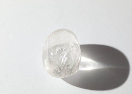 【悟った至福のシッディ】＆〈タイムウェーバーによるカルマを解放し、良い人生の流れに乗る調整入り〉オリジナルカード付き❣️ クリアクォーツ 握り石