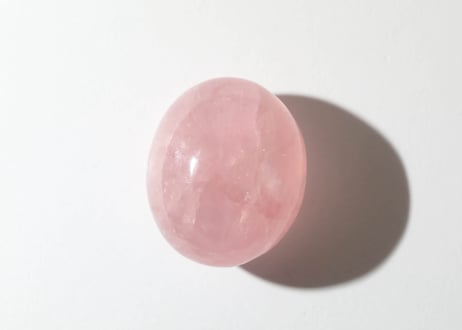 〈タイムウェーバーによる全世界にとってポジティブな存在になる調整入り〉虹入り ハイクオリティローズクォーツ 握り石