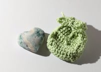 【委ねる安心感】フローライト＆アゲート ハート 手編みの巾着付き