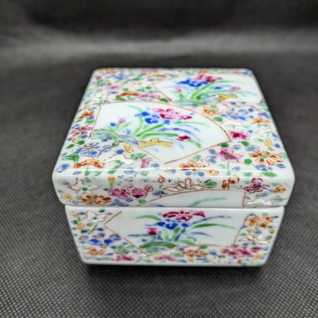 ITEM | (株) 中山陶和堂 有田