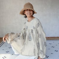 【Mami Tsuji】スクエアブラウス「リスペクトサリーシリーズ・ブーティーとブータ」長袖