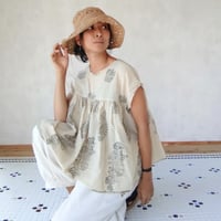【Mami Tsuji】スクエアブラウス「リスペクトサリーシリーズ・ブーティーとブータ」ノースリーブ