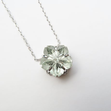 【necklace】　グリーンクォーツ　桜型　甲州貴石切子