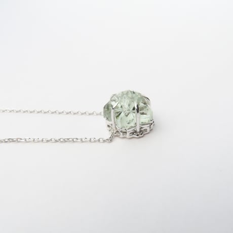 【necklace】　グリーンクォーツ　桜型　甲州貴石切子