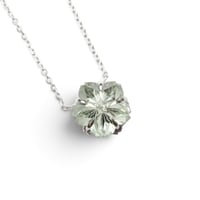 【necklace】　グリーンクォーツ　桜型　甲州貴石切子