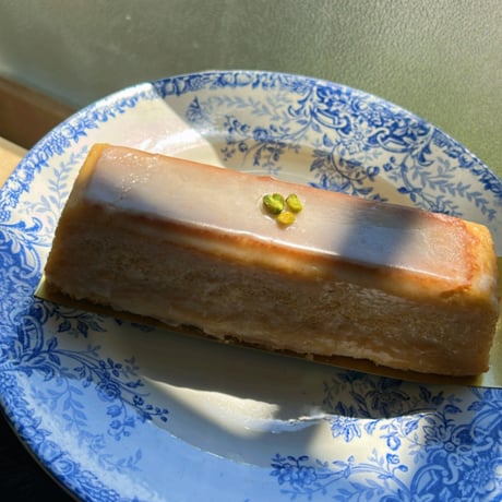 生の柚子果汁をたっぷりつかった 香り高いゆずケーキ
