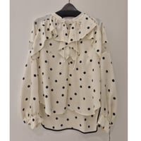 【ベルファム京都五条店】［Lallia Mu］ラッフルネックドットブラウス