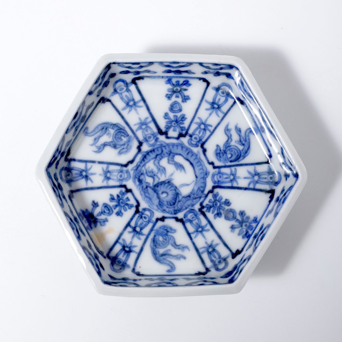 古伊万里染付龍文六角豆皿 一客 | LYAN ARTS' Collection online