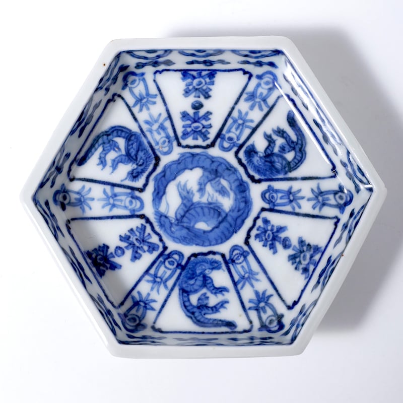 古伊万里染付龍文六角豆皿 一客 | LYAN ARTS' Collection online
