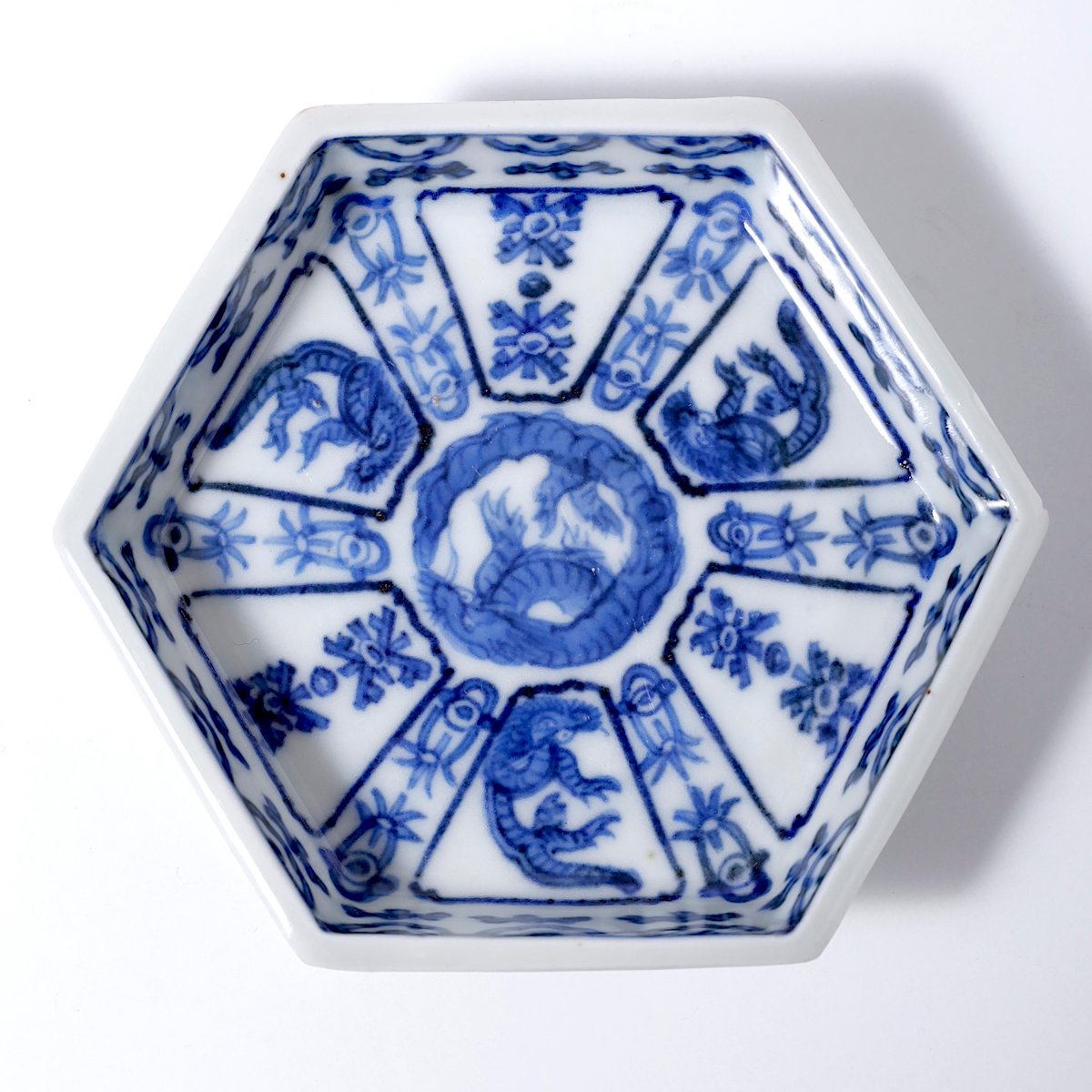 古伊万里染付龍文六角豆皿 一客 | LYAN ARTS' Collection online