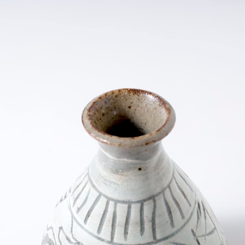 武末日臣 三島釘彫牡丹文徳利 | LYAN ARTS' Collection online
