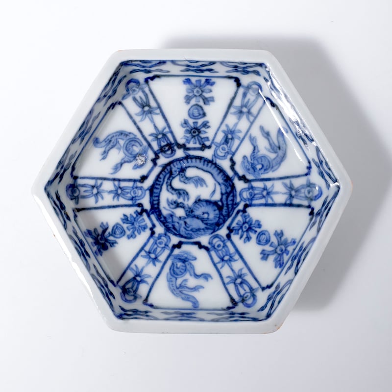 古伊万里染付龍文六角豆皿 一客 | LYAN ARTS' Collection online