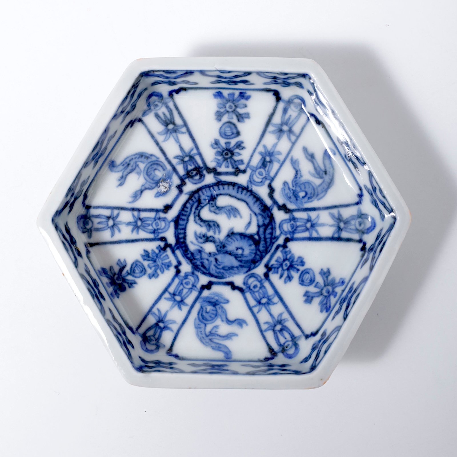 古伊万里染付龍文六角豆皿 一客 | LYAN ARTS' Collection online