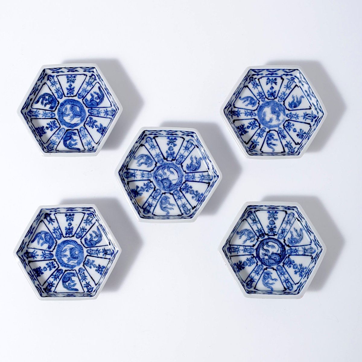古伊万里染付龍文六角豆皿 一客 | LYAN ARTS' Collection online