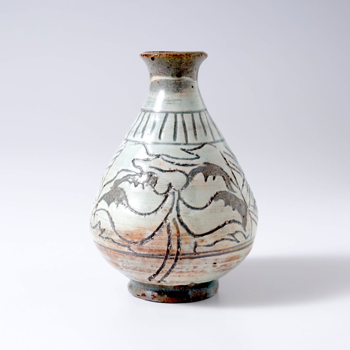 武末日臣 三島釘彫牡丹文徳利 | LYAN ARTS' Collection online