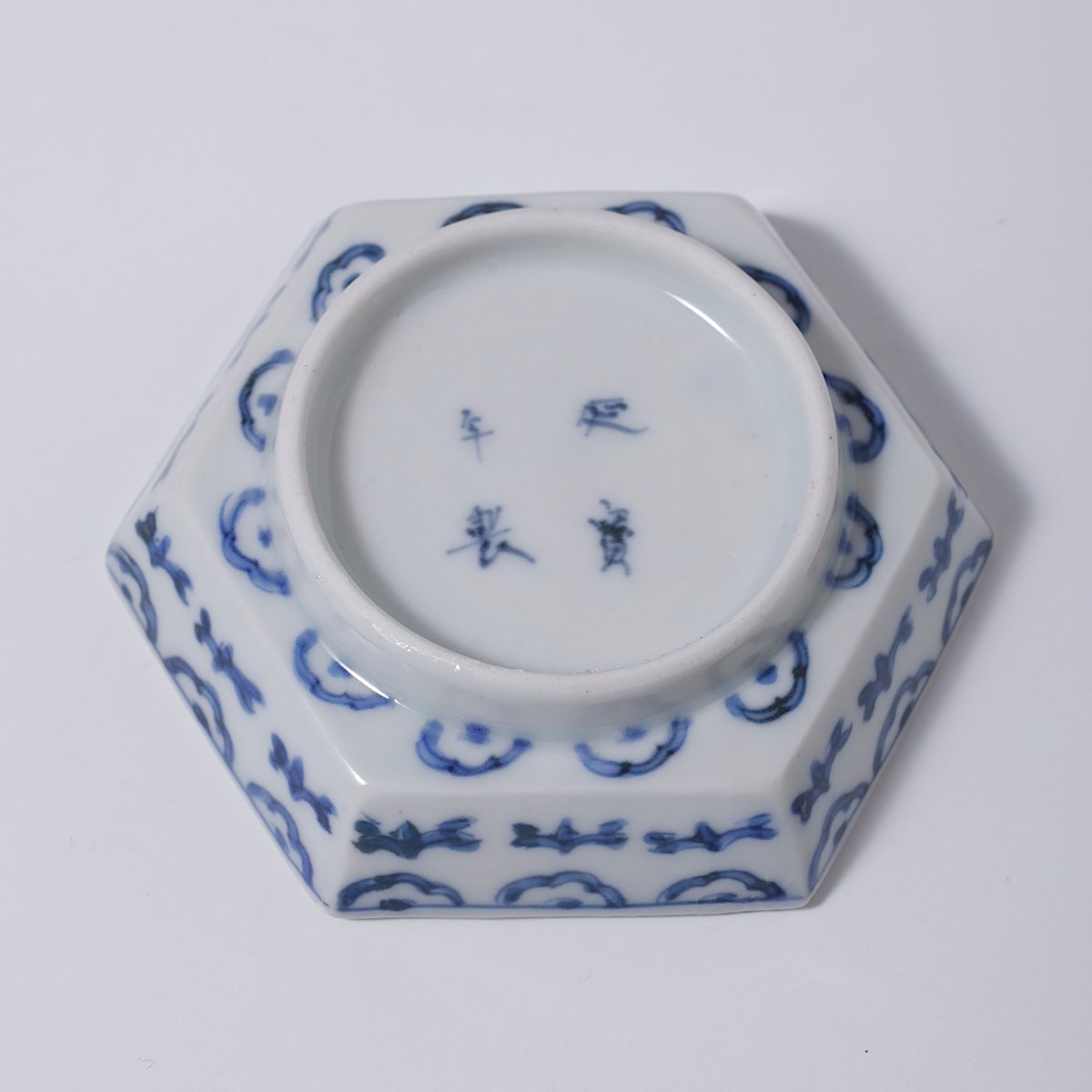 古伊万里染付龍文六角豆皿 一客 | LYAN ARTS' Collection online
