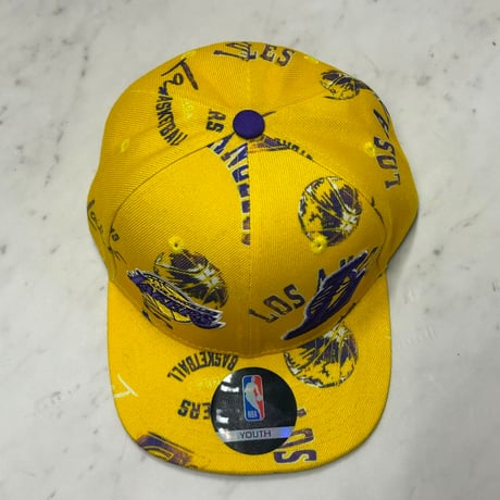 YOUTH 米国仕様 LA Lakers ロサンゼルス レイカーズ Street Hooper 総柄 スナップバックキャップ (MNC5)