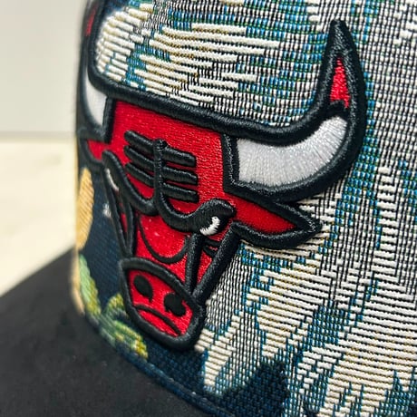 USA仕様 Mitchell and Ness シカゴ ブルズ Bulls 20周年記念 Tapestry Floral スナップバックキャップ (MNC1)