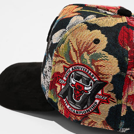 USA仕様 Mitchell and Ness シカゴ ブルズ Bulls 20周年記念 Tapestry Floral スナップバックキャップ (MNC1)