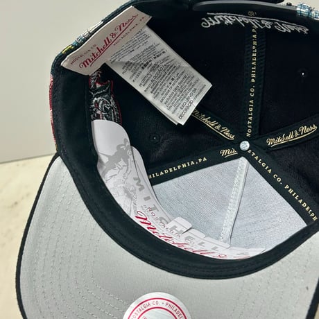 USA仕様 Mitchell and Ness シカゴ ブルズ Bulls 20周年記念 Tapestry Floral スナップバックキャップ (MNC1)