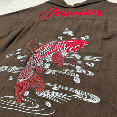 JAPAN 横須賀名物 スカシャツ 開襟シャツ 和柄 SUKA Shirts 刺しゅう 鯉 コイ KOI FISH 茶 (SKS2)