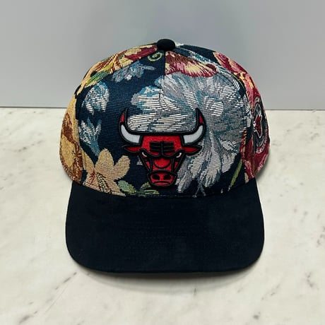 USA仕様 Mitchell and Ness シカゴ ブルズ Bulls 20周年記念 Tapestry Floral スナップバックキャップ (MNC1)