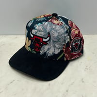 USA仕様 Mitchell and Ness シカゴ ブルズ Bulls 20周年記念 Tapestry Floral スナップバックキャップ (MNC1)