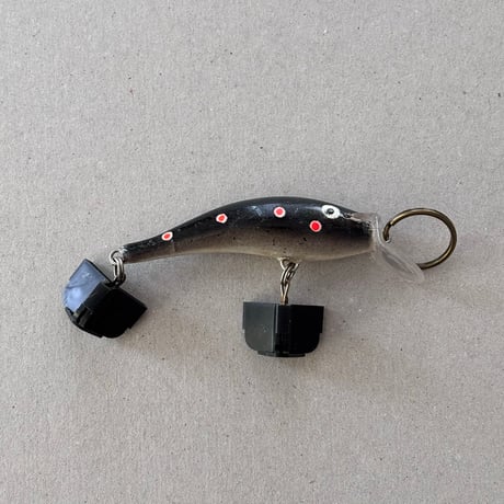 key holder / Fish ルアー/ black ドット red