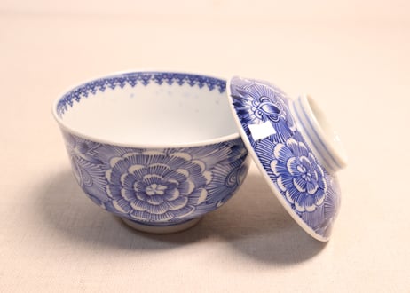 明治前期線描き牡丹図蓋茶碗①