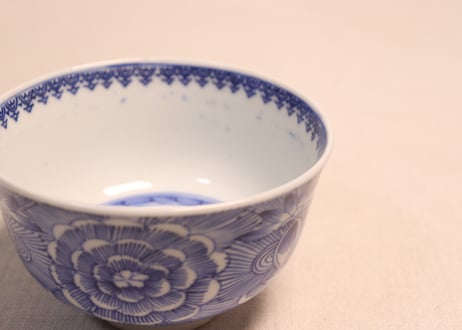 明治前期線描き牡丹図蓋茶碗①