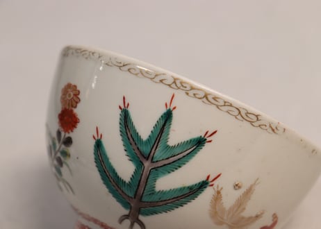 江戸中期色絵若松と草花に鈴虫図蓋茶碗②金彩擦れ