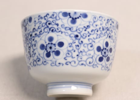 明治前期染付梅花と唐草図つぼ碗