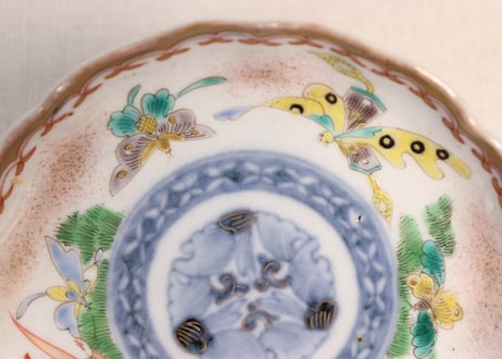 明治前期色絵花と蝶図通り物小皿