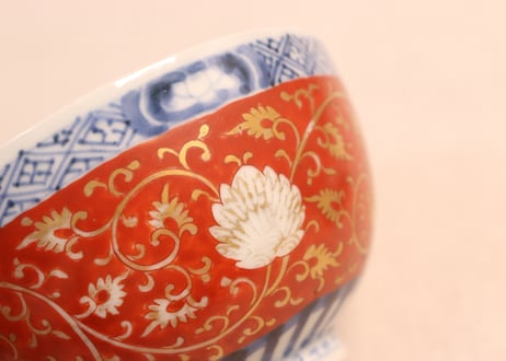 江戸後期赤絵金彩花と唐草図蓋茶碗①