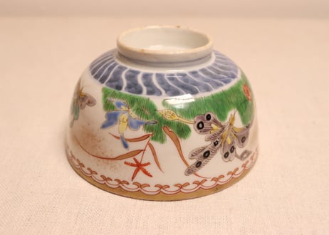明治前期色絵花と蝶図通り物蒸茶碗